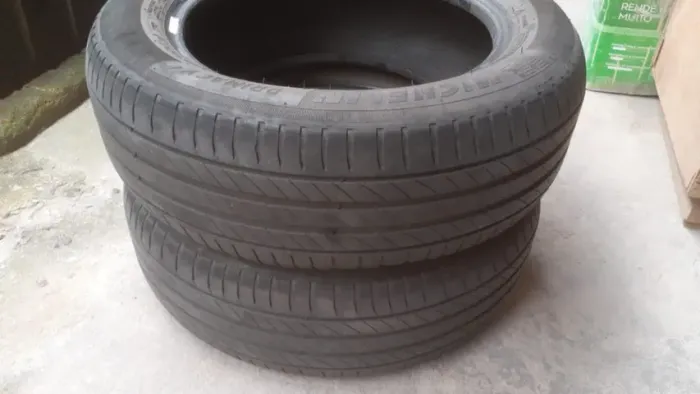 2 Pneus Michelin 185/60/15 veia vida em bom estado 