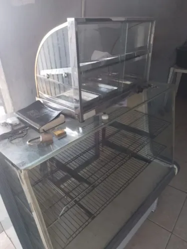 Vende-se estufa para salgados, e balcão de padaria.