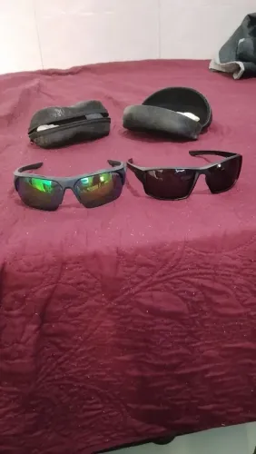 Dois Óculos Esportivo da Nike espelhado e outro da Chilli beans preto.
