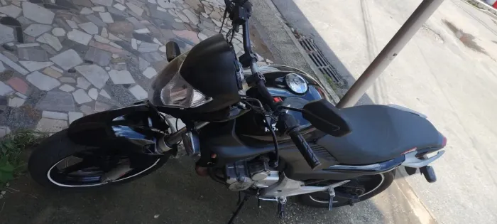 Vendo CB 300 moto tá funcionando perfeitamente tem 2 mil de documentos pra pagar