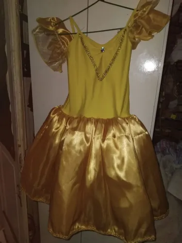 Vestido semi novo usado única vez tamanho 10 11 anos