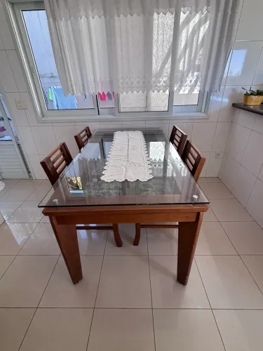 Mesa de jantar em madeira com 5 cadeiras