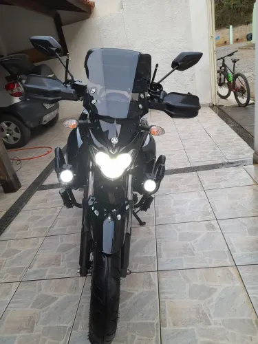 Vendo Yamaha Fazer 250, preta. Vai com os acessórios.