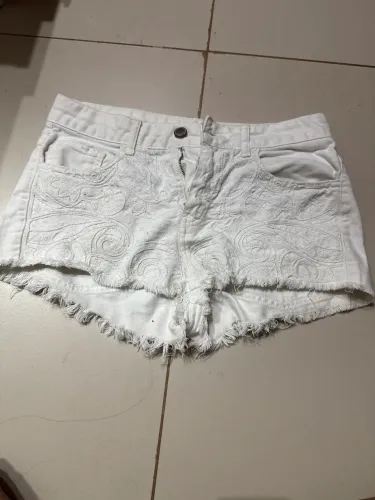 Short branco com desenhos