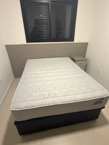 Cama de casal com baú em perfeito estado
