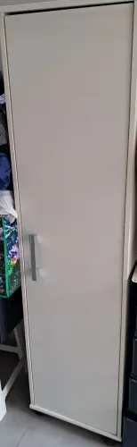 Armário multi-uso branco, em bom estado. Com rodinhas.