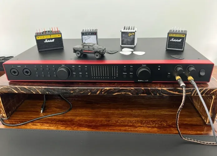 Interface De Áudio Focusrite - Scarlett 18i20 (4th Gen) 8 canais + expansão 
