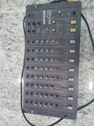Mesa som Wattsom 8 canais