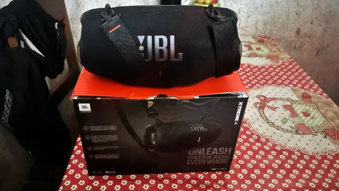 Vendo uma caixa jbl xtreme 4 pouco usada sime nova