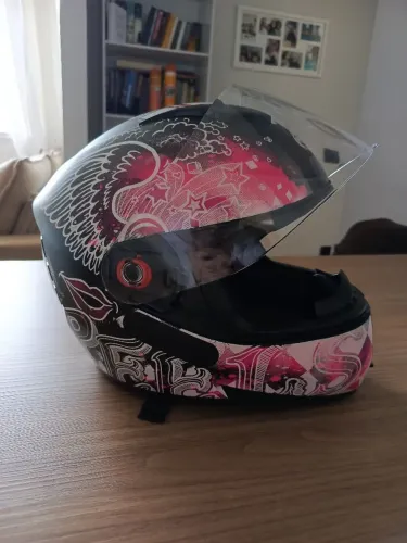 Capacete Peels com óculos de sol