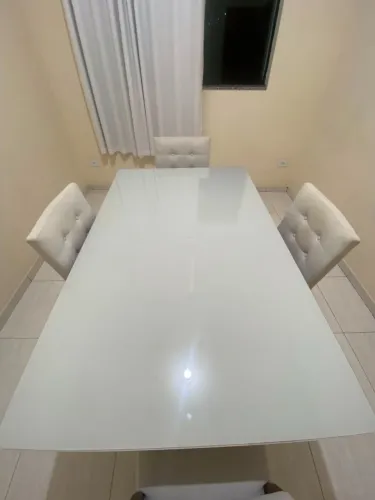 Mesa de jantar 1,60 X 1,00m laqueada com vidro em cima acompanha - 4 lugares