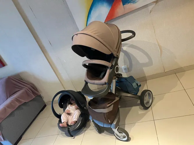 Carrinho de bebê com bebê conforto em ótimo estado