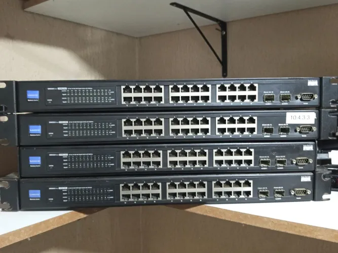 Switch 24 portas joga 2 spf linksys