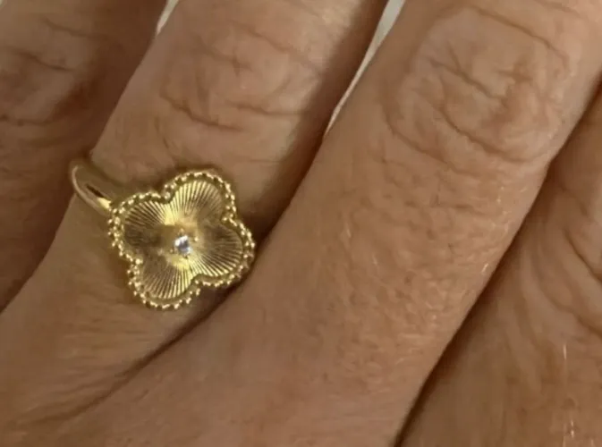 Anel em Trevo 18k com pedra em zircônia no centro