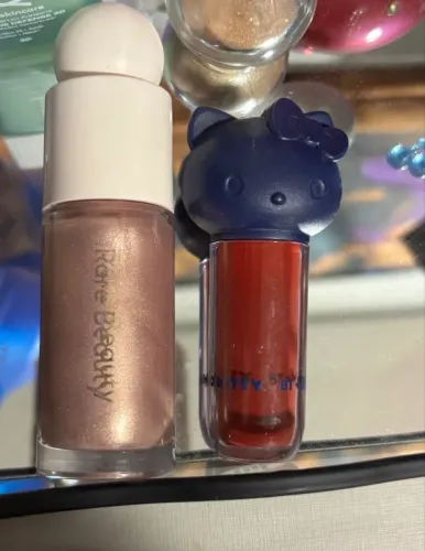 Maquiagem highlighter rare beauty e blush Bruna Tavares