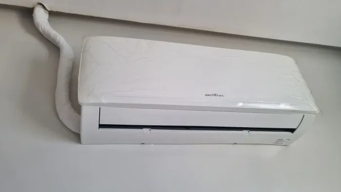 VENDO CENTRAL DE AR 9000 BTUS (CONVENCIONAL) CONSERVADA