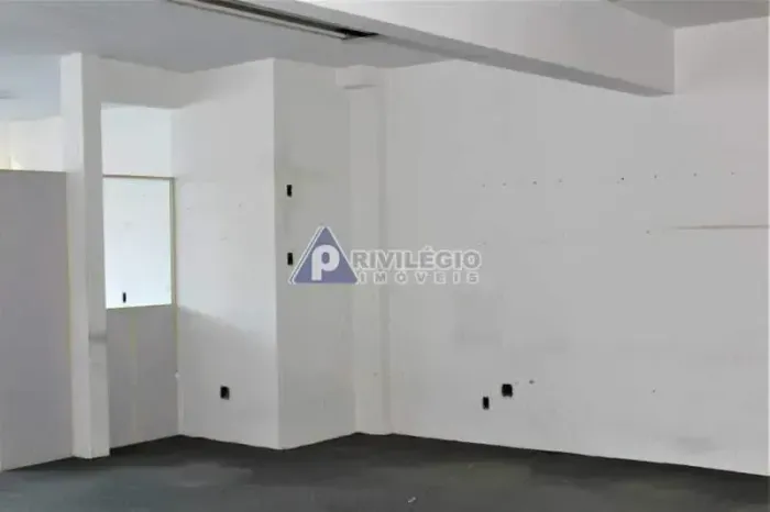 Prédio comercial com cerca de 800m² em Humaitá