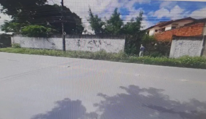 Terreno com 709 m2, 3 Frentes, murado, Coml e Resl, a 200m da BR-116, na Cidade dos Funcio