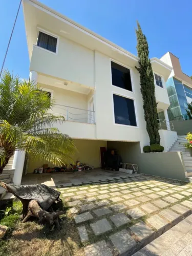LINDA CASA EM CONDOMÍNIO FECHADO