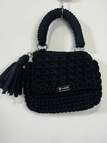 Bolsa de Crochê Preta Pequena de Mão Fio de Malha Artesanal