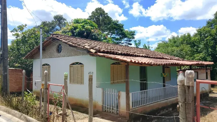 Sítio em Bonfim - MG asfalto na porta. ESCRITURA - 85 KM DE BH -Rio nos fundos