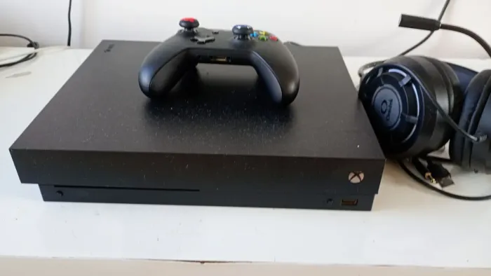 Xbox one x 1 tera de memória 2 controles 5 jogos