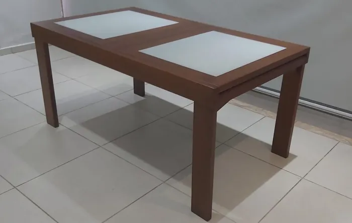 Mesa extensivel para sala de jantar.