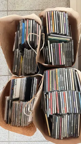 Coleção com mais de 300 CDs
