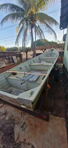 Canoa e motor conservados