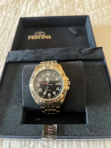 Relógio Festina F16495 - Elegância e resistência em um só modelo.