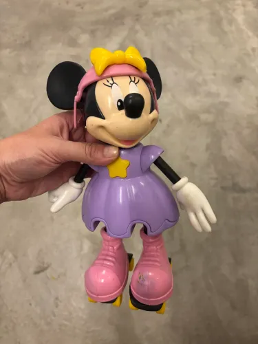 MINNIE PATINADORA