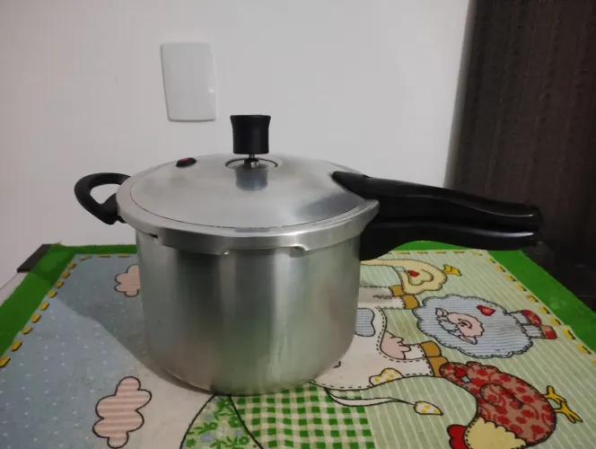 Panela de pressão cada uma