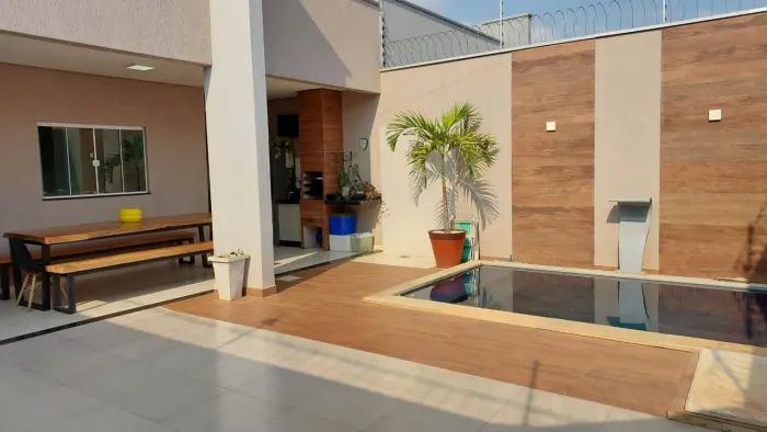 Casa com piscina, 3 quartos.
