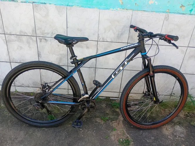 Bicicleta aro 29 alumínio GT com documento em mãos