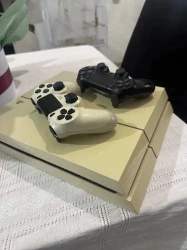 Vendo PlayStation 4 + 2 controles 