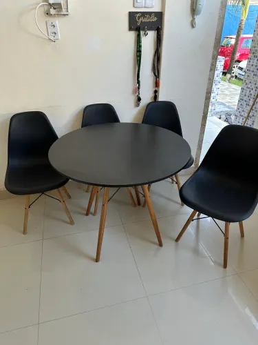 Mesa com 4 cadeiras redonda