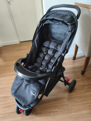 Carrinho com bebê conforto Voyage Delta