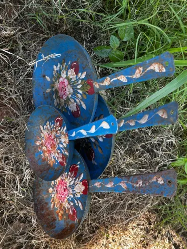 Conjunto de frigideira antigas em lata com pintura a mão