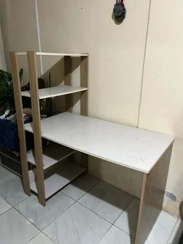 Escrivaninha com estante