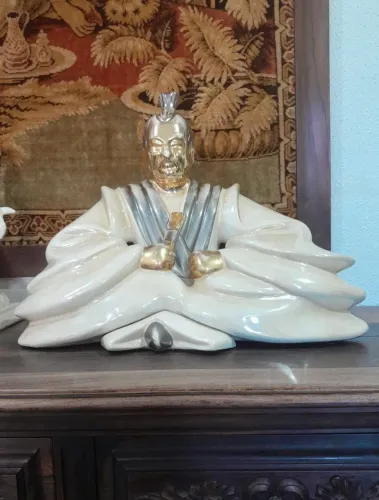Antigo buda de porcelana