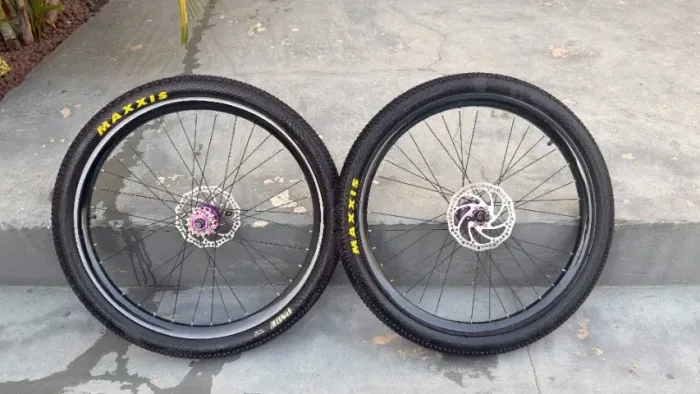 par de rodas: cubo pro 7 e maxxis (bike)