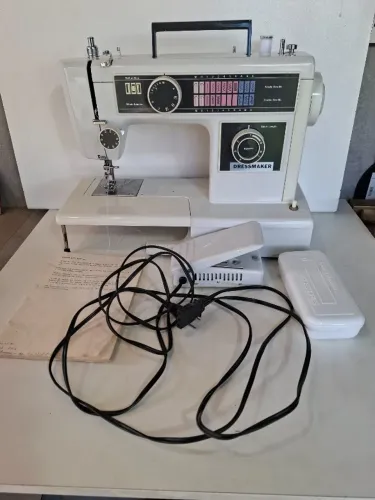 Máquina de costura Dressmaker 344C elétrica com capa e acessórios