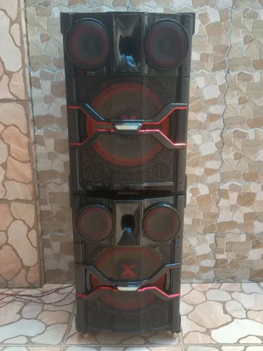 2 caixa de som LG xboom com 4 rodinhas.
