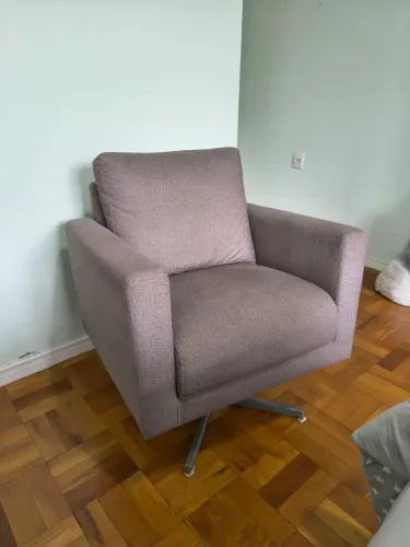 Poltrona giratória estofada com revestimento em linho