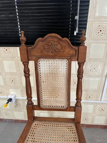 Cadeira de madeira com assento e encosto de palhinha