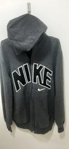 Peça inspirada no modelo da Nike tipo moletom streetwear com capuz. Em ótimo estado