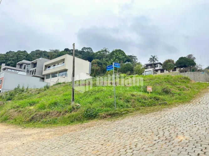 TERRENO/LOTE A VENDA NO BAIRRO BATEAS EM BRUSQUE. TERRENO PRONTO PARA CONSTRUIR