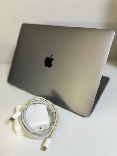 MacBook Pro 13" (2017) - i5 / 8GB RAM / 128GB SSD - Cinza Espacial + Carregador Original