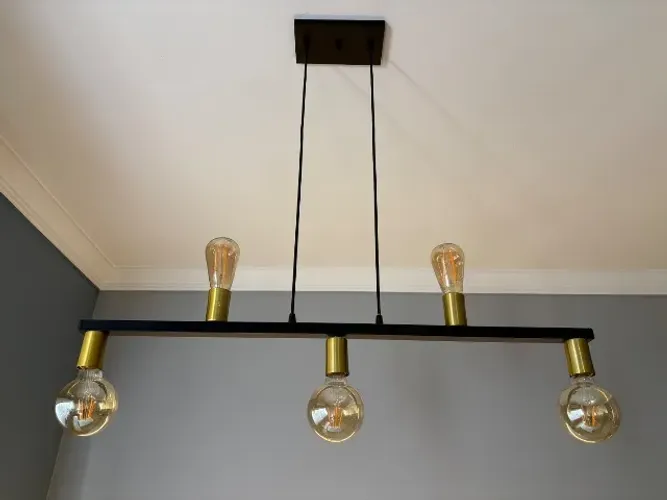 Pendente linear moderno, com estrutura preta e detalhes dourados escovado, 5 pontos de luz