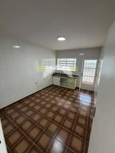 CASA TÉRREA PARA LOCAÇÃO - SENDO 120m² ÁREA CONSTRUÍDA - 3 DORMITÓRIOS - VAGA - ÓTIMA LOCA